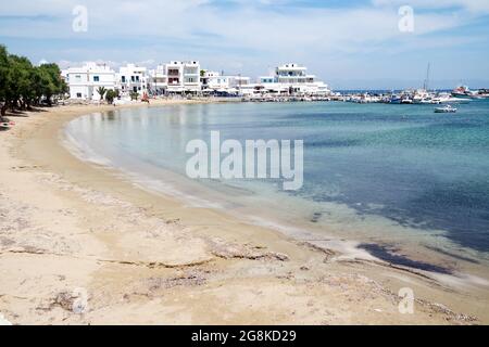 Piso Livadhi, Paros, Grèce Paysage de la plage et de la mer avec l'eau abrité bleu vue de la baie tranquille, calme avec le petit port en arrière-plan C Banque D'Images