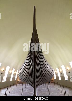 Vue de face du navire Oseberg, un navire historique bien conservé exposé au musée des navires viking à Oslo, en Norvège Banque D'Images