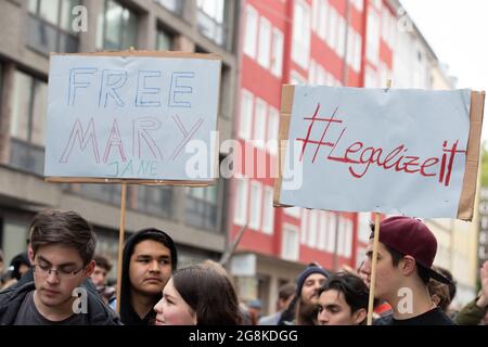 Munich, Allemagne. 11 mai 2019. Le 11.5.2019, quelques centaines de personnes ont été protonées pour une nouvelle politique en matière de drogue et une légalisation du cannabis. (Photo par Alexander Pohl/Sipa USA) crédit: SIPA USA/Alay Live News Banque D'Images