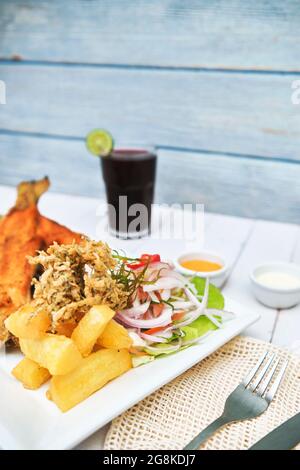 CUISINE PÉRUVIENNE, plat typique truite frite, avec riz, yucca et salade, Sective Focus Banque D'Images