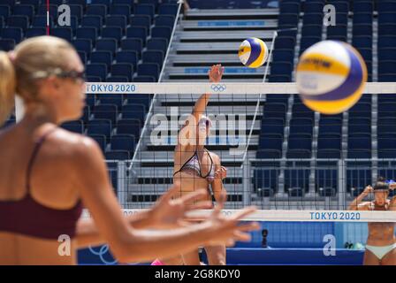 (210721) -- TOKYO, le 21 juillet 2021 (Xinhua) -- les joueurs participent à une séance d'entraînement au Parc Shiokaze, où se tiendra l'événement de Beach-volley des Jeux Olympiques de Tokyo en 2020, à Tokyo, au Japon, le 21 juillet 2021. Banque D'Images