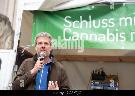 Munich, Allemagne. 11 mai 2019. Membre du Bundestag Dieter Janecek de Buendnis 90/die Gruenen. Le 11.5.2019, quelques centaines de personnes ont été protonées pour une nouvelle politique en matière de drogue et une légalisation du cannabis. (Photo par Alexander Pohl/Sipa USA) crédit: SIPA USA/Alay Live News Banque D'Images