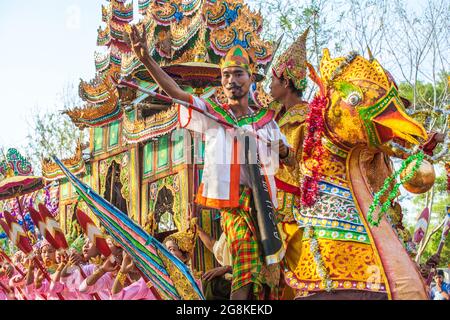 Un jeune acteur birman en liberté participe à la cérémonie de procession pour honorer le décès du moine bouddhiste, Bagan, Myanmar Banque D'Images