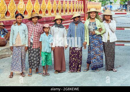 Photographie de groupe de jeunes travailleurs de la construction routière birmans qui se posent dans la rue, Monywa, Myanmar Banque D'Images