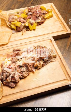 Dose verticale de viande hachée cuite avec des oignons et des pommes de terre sur des planches de bois Banque D'Images