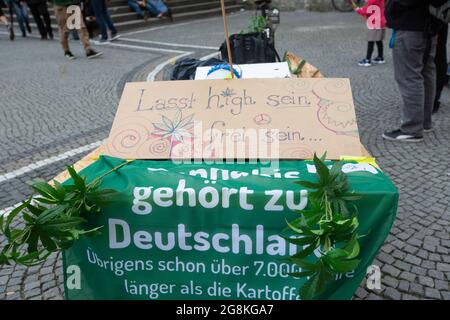 Munich, Allemagne. 11 mai 2019. Le 11.5.2019, quelques centaines de personnes ont été protonées pour une nouvelle politique en matière de drogue et une légalisation du cannabis. (Photo par Alexander Pohl/Sipa USA) crédit: SIPA USA/Alay Live News Banque D'Images