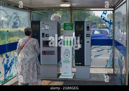 Staines-upon-Thames, Surrey, Royaume-Uni. 21 juillet 2021. Un poste de désinfectant pour les mains à côté des distributeurs de billets de stationnement à Staines. Aujourd'hui, de nombreux acheteurs de Staines-upon-Thames portaient encore un masque facial, bien que ce ne soit plus une exigence légale dans les magasins depuis la levée des mesures de verrouillage Covid-19 lundi. Les cas de Covid-19 posttifs continuent d'augmenter avec le nombre de décès associés. Crédit : Maureen McLean/Alay Live News Banque D'Images