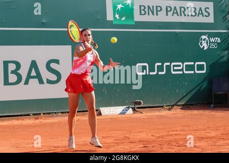 Gdynia, Pologne. 20 juillet 2021. Nuria Parizzas Diaz (ESPAGNE) contre Magdalena Frech (POLOGNE) vu en action pendant le tournoi ouvert BNP Paribas Pologne (catégorie WTA 250) à Gdynia. Note finale 6:3, 2:6, 6:4 pour Diaz. Crédit : SOPA Images Limited/Alamy Live News Banque D'Images