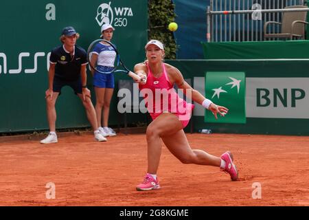 Gdynia, Pologne. 20 juillet 2021. Tereza Mrdeza (CROATIE) contre Katarzyna Kawa (POLOGNE) vu en action lors du tournoi ouvert BNP Paribas Pologne (catégorie WTA 250) à Gdynia. Note finale 6:3, 1:6, 6:2 pour Kawa. Crédit : SOPA Images Limited/Alamy Live News Banque D'Images