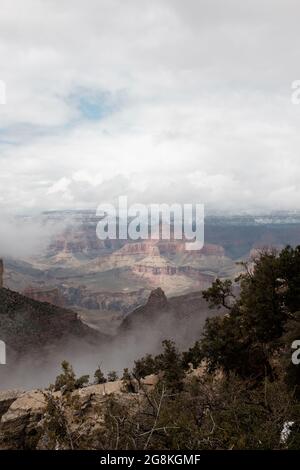 Vue panoramique sur les majestueuses formations rocheuses du Grand Canyon, Arizona, États-Unis Banque D'Images