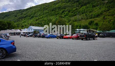 Parking au Loch Fyne Oysters sur les rives du Loch Fyne Banque D'Images