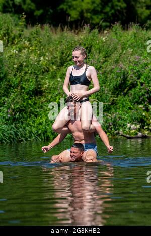 Les gens apprécient l'eau à Warleigh Weir sur la rivière Avon près de Bath dans Somerset tandis que les températures montent à travers le Royaume-Uni. Banque D'Images