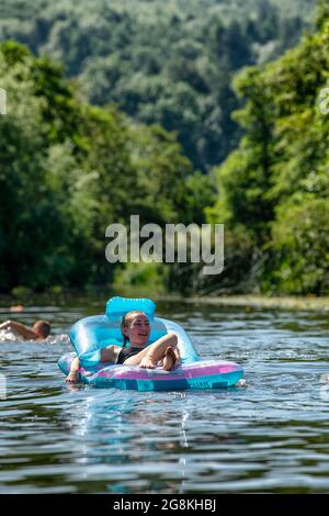 20.07.21. MÉTÉO SOMERSET les gens apprécient l'eau à Warleigh Weir sur la rivière Avon près de Bath dans Somerset comme les températures montent à travers le roi Uni Banque D'Images