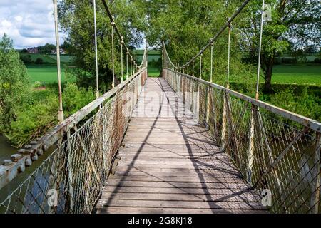 Un pont suspendu au-dessus de la rivière Wye sous Hole in the Wall, Herefordshire, Royaume-Uni. Banque D'Images