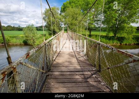 Un pont suspendu au-dessus de la rivière Wye sous Hole in the Wall, Herefordshire, Royaume-Uni. Banque D'Images