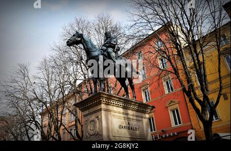 BOLOGNE, ITALIE - 08 février 2016: Monument du nationaliste italien Giuseppe Garibaldi sur un cheval, héros de l'unification italienne, à Bologne, Italie, entouré Banque D'Images