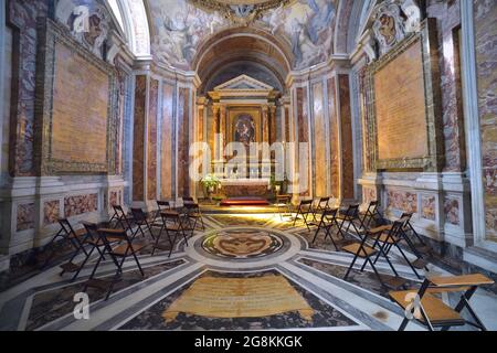 Rome Colle Aventino, Basilique de Santa Sabina, chapelle, dédiée à Sainte Catherine de Sienne, également connue sous le nom de Cappella d'ELCI, conçue en 1671 par Giovanni Battista Contini, fresques de Giovanni Odazzi. La basilique de Santa Sabina all'Aventino est un lieu de culte catholique dans le centre historique de Rome, situé sur la colline de l'Aventin, sur le territoire de Rione XII Ripa. Construit au 5ème siècle sur la tombe de Santa Sabina, ainsi que l'une des églises chrétiennes les mieux préservées de toute l'histoire, la Basilique de Saint Sabina (latin: Basilique Sanctae Sabinae, italien: Basilique de Santa Sabina all'Avent Banque D'Images