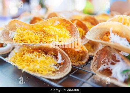 Dessert thaïlandais traditionnel, crêpes thaïlandaises croustillantes ou Khanom Buang avec filets d'œufs, crevettes, sésame et garniture de noix de coco sur crêpes. Cuisine de rue en Thaïlande Banque D'Images