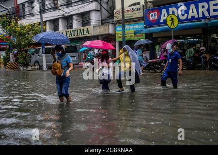 Manille, Philippines. 21 juillet 2021. Les gens se sont empais des inondations qui ont provoqué de fortes pluies de mousson à Manille, aux Philippines, le 21 juillet 2021. Crédit: Rouelle Umali/Xinhua/Alamy Live News Banque D'Images
