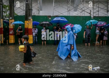 Manille, Philippines. 21 juillet 2021. Les gens se sont empais des inondations qui ont provoqué de fortes pluies de mousson à Manille, aux Philippines, le 21 juillet 2021. Crédit: Rouelle Umali/Xinhua/Alamy Live News Banque D'Images