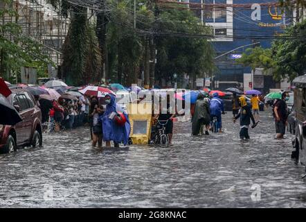 Manille, Philippines. 21 juillet 2021. Les gens se sont empais des inondations qui ont provoqué de fortes pluies de mousson à Manille, aux Philippines, le 21 juillet 2021. Crédit: Rouelle Umali/Xinhua/Alamy Live News Banque D'Images