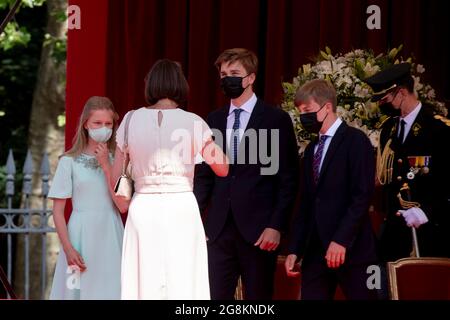 La princesse Eleonore, le prince Gabriel et le prince Emmanuel photographiés lors du défilé militaire et civil de la Journée nationale belge, à Bruxelles, mercredi Banque D'Images