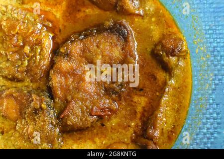 Le poisson Rohu (labeo rohita) kalia - un délicieux plat de poisson épicé du Bengali indien préféré. Il est largement disponible dans les pays du sud-est asiatique includin Banque D'Images