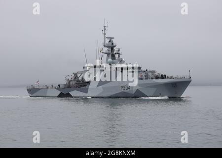 Le navire de patrouille extracôtier du lot 2 de la Marine royale, le HMS SPEY (P234), arrive à la base navale Banque D'Images