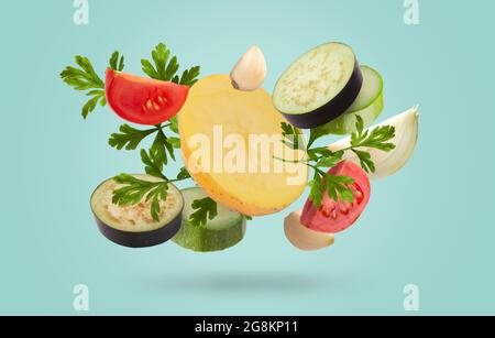 Ensemble de légumes différents sur fond bleu Banque D'Images