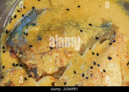 Les morceaux de poisson sur une assiette castagnole, plat indien épicé. Populaire parmi les Bengalis et l'Asie du Sud pour son goût. Banque D'Images