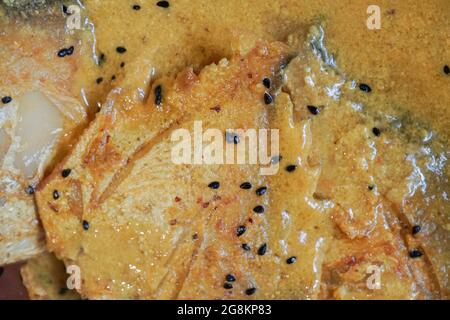 Les morceaux de poisson sur une assiette castagnole, plat indien épicé. Populaire parmi les Bengalis et l'Asie du Sud pour son goût. Banque D'Images