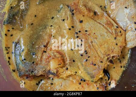 Les morceaux de poisson sur une assiette castagnole, plat indien épicé. Populaire parmi les Bengalis et l'Asie du Sud pour son goût. Banque D'Images