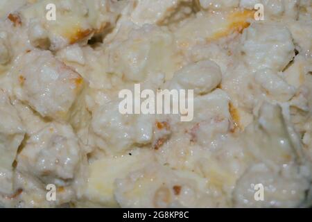 Cubes de paneer blanc frais sur une assiette , servi. Gros plan. Banque D'Images