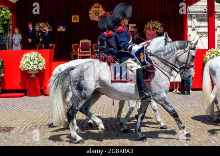 La princesse Eleonore, le prince Gabriel et le prince Emmanuel photographiés lors du défilé militaire et civil de la Journée nationale belge, à Bruxelles, mercredi Banque D'Images