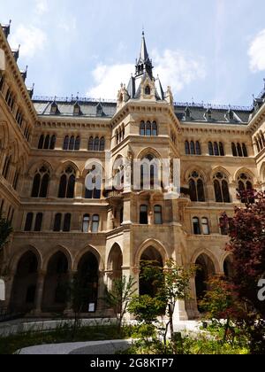 Wien, Architektur im Innenhof mit Fenster Türen und Turm im Wiener Rathaus Banque D'Images