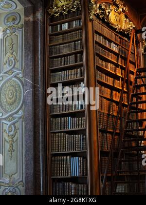 Wien, barocke Architektur und Bücher im Museum, in der Hofburg im Prunksaal der österreichischen National Bibliothek in Österreich Banque D'Images