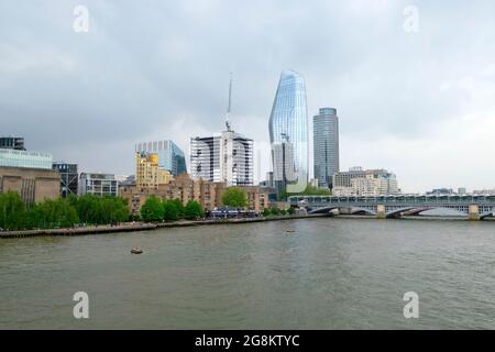 CityScape One Blackfriars gratte-ciel, Tamise, promenade au bord de la rivière à l'extérieur de la Tate Modern Art Gallery dans le sud de Londres Angleterre Royaume-Uni 2021 KATHY DEWITT Banque D'Images