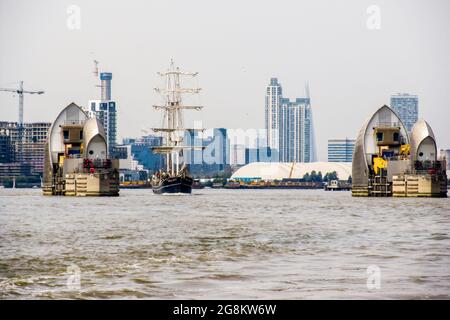 Un grand navire traversant la porte formée par la barrière de la Tamise, lors du festival des grands navires à Greenwich, dans le Grand Londres, au Royaume-Uni Banque D'Images