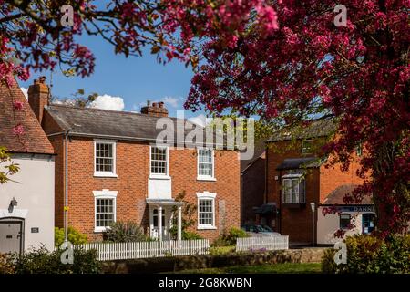 Royaume-Uni, Angleterre, Worcestershire, Pershore, Church Row, maison en brique au bord du chantier naval Banque D'Images