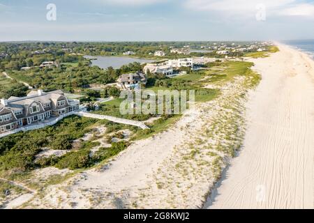 Vue aérienne des maisons en front de mer sur Meadow Lane, Southampton, NY Banque D'Images