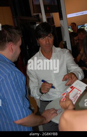 Funkausstellung Berlin 2008 - Joachim Löw, Autogrammstunde Banque D'Images