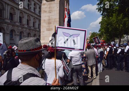 Londres, Royaume-Uni. 21 juillet 2021. Un manifestant avec le logo de la Brigade de Gurkhs à côté du mémorial de guerre de Cenotaph. Les manifestants se sont rassemblés à Westminster pour réclamer que le gouvernement britannique réagisse à leurs griefs, notamment les pensions inégales qui, selon les manifestants, sont accordées aux anciens combattants de l'armée Gurkha par rapport à leurs homologues britanniques. (Crédit : Vuk Valcic / Alamy Live News) Banque D'Images