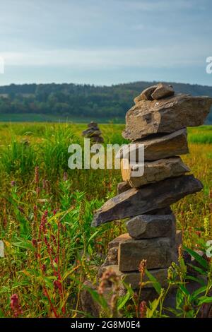 Piles de pierres naturelles dans le lac allemand sec Edersee Banque D'Images