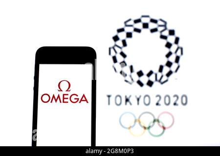 Barcelone, Catalogne, Espagne. 20 juillet 2021. Sur cette photo, un logo Omega sa est affiché sur un smartphone avec un logo Tokyo 2020 Olympic Games en arrière-plan. (Image de crédit : © Thiago Prudencio/DAX via ZUMA Press Wire) Banque D'Images