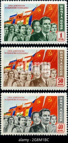 Timbre de l'URSS "les forces de la démocratie et du socialisme sont invincibles!", publié en août 1950. Artiste - R. Zhitkova. Jeu de trois Banque D'Images