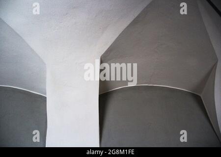 Formes architecturales de béton blanc au plafond Banque D'Images