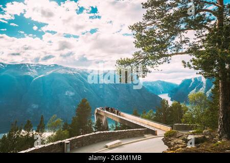 Aurlandsvangen, Norvège. Touristes personnes visitant Stegastein Viewpoint à Sogn et Fjordane Fjord. Superbe vue panoramique d'été de Sogn og Fjordane Banque D'Images