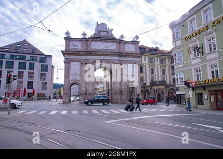 Vue sur Triumphforte est une arche triomphale dans la vieille ville d'Innsbruck Altstadt. Prise à Innsbruck, Autriche, le 15 2016 octobre Banque D'Images