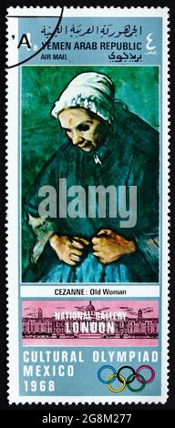YÉMEN - VERS 1968 : un timbre imprimé en République arabe du Yémen montre une vieille femme avec un Rosaire, peinture de Paul Cezanne (1839-1906), vers 1968 Banque D'Images