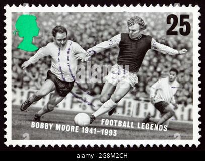 GRANDE-BRETAGNE – VERS 1996 : un timbre imprimé en Grande-Bretagne montre Bobby Moore, joueur de football légendaire, vers 1996 Banque D'Images